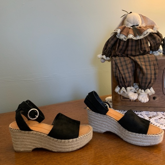 Dolce Vita Platform Sandals - Picture 2 of 11